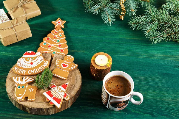 Auf Grünem Holzgrund Sind Baumschnitte Darauf Lebkuchen Und Fichtenzweige Kerzen — Stockfoto