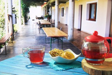 güzel manzaralar çeşitli arka planda mavi bir masada sıcak çay, Çaydanlık ve tatlılar