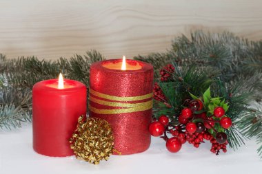 karda yanan mumlar ve süsler bir kompozisyon. arka plan ahşap panel ve köknar-ağaç dalları. Renkli fotoğraf