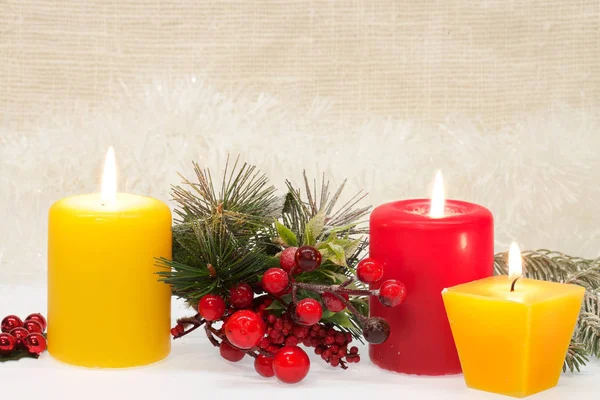 Een Samenstelling Van Brandende Kaarsen Ornamenten Sneeuw Achtergrond Houten Paneel — Stockfoto
