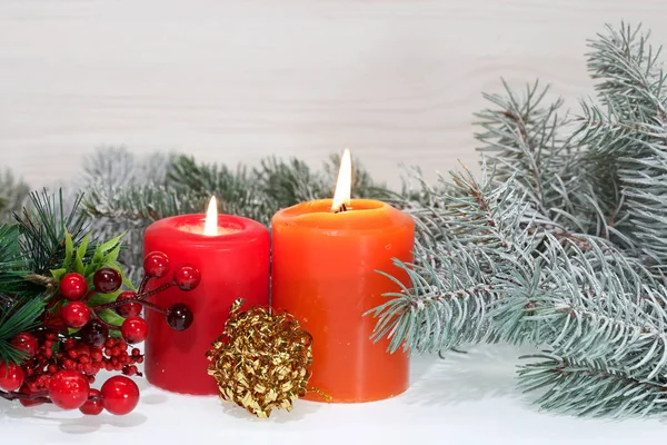 Uma Composição Velas Chamas Ornamentos Neve Fundo Painel Madeira Ramos — Fotografia de Stock