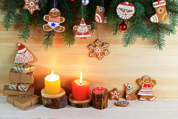 Een Lichte Houten Achtergrond Met Takken Van Dennenboom Met Decoraties — Stockfoto