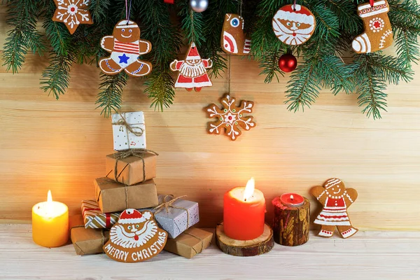 Een Lichte Houten Achtergrond Met Takken Van Dennenboom Met Decoraties — Stockfoto