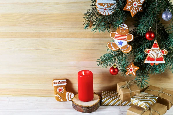 Een Lichte Houten Achtergrond Met Takken Van Dennenboom Met Decoraties — Stockfoto