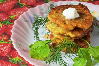 sıcak kabak börek ve otlar bir renk çanak.