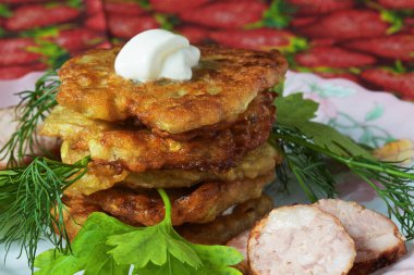 bir renk çanak üzerinde dilimlenmiş sosis ve otlar ile sıcak kabak börek.
