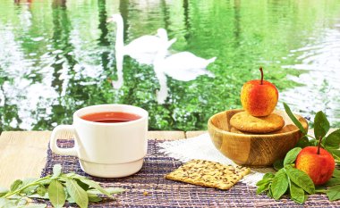 güzel manzaralar çeşitli arka planda mavi bir masada sıcak çay, Çaydanlık ve tatlılar