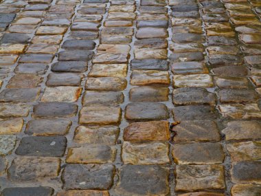 yağmurlu havalarda eski arnavut kaldırımlı yol