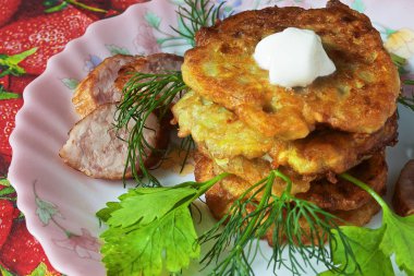 bir renk çanak üzerinde dilimlenmiş sosis ve otlar ile sıcak kabak börek.
