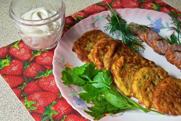 bir renk çanak üzerinde dilimlenmiş sosis ve otlar ile sıcak kabak börek.