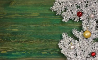 ladin dalları, Noel zencefilli kurabiye ve yeşil ahşap arka plan üzerinde süslemeleri. kartpostallar için