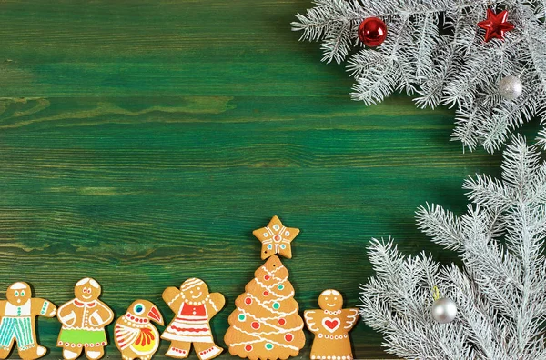 Fichtenzweige Weihnachtliche Lebkuchen Und Dekorationen Auf Grünem Holzgrund Für Postkarten — Stockfoto