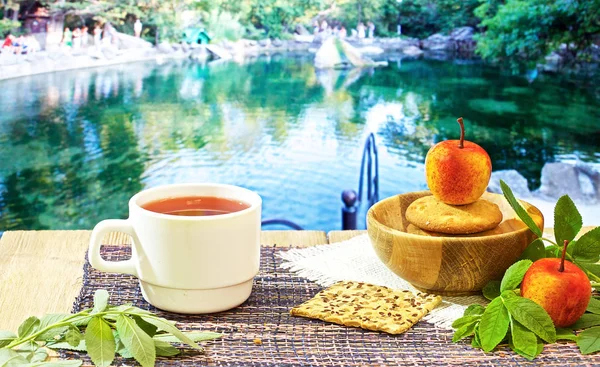 güzel manzaralar çeşitli arka planda mavi bir masada sıcak çay, Çaydanlık ve tatlılar