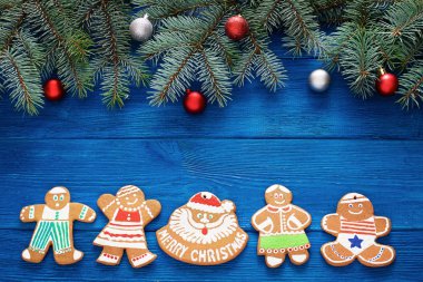 köknar dalları, mavi ahşap arka plan üzerinde noel zencefilli kurabiye ve süslemeleri. kartpostallar için