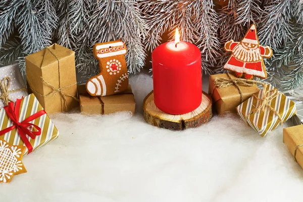 Een Lichte Besneeuwde Achtergrond Met Dennentakken Houten Stands Zijn Kerst — Stockfoto