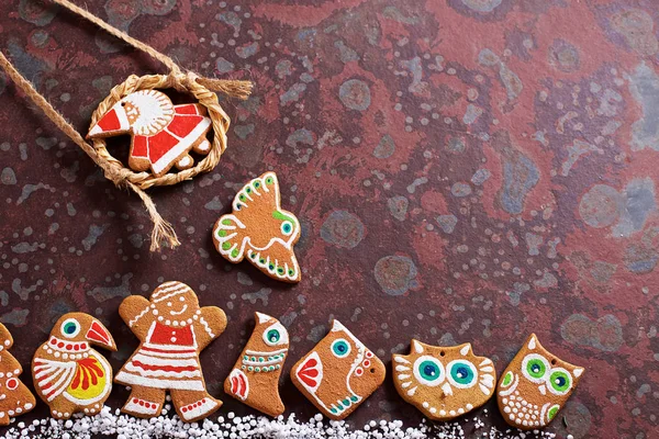 Ev yapımı Noel kurabiyeleri, hediyeler, ladin dalları, kahverengi bir kayrak masada çeşitli süslemeler. Festival noel kartı kompozisyonu