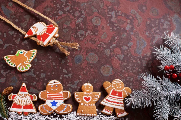 Ev yapımı Noel kurabiyeleri, hediyeler, ladin dalları, kahverengi bir kayrak masada çeşitli süslemeler. Festival noel kartı kompozisyonu