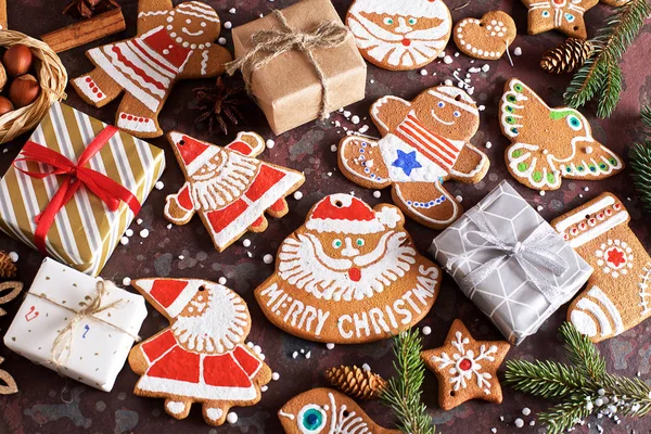 Hausgemachte Weihnachtsplätzchen Geschenke Und Verschiedene Dekorationen Auf Einem Braunen Schiefertisch — Stockfoto