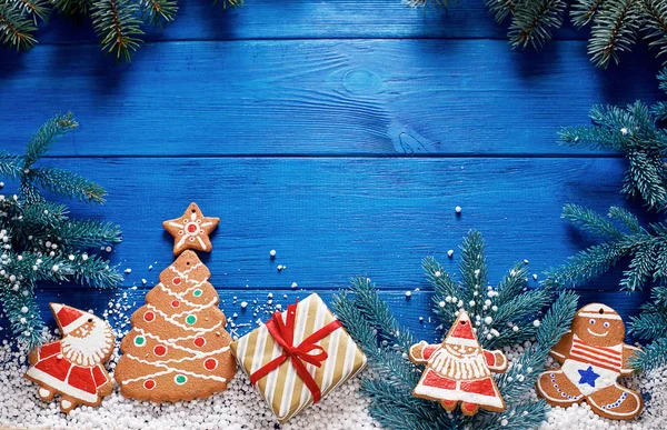 Weihnachten Lebkuchen Und Geschenke Auf Blauem Holzgrund Mit Dekorationen Und — Stockfoto