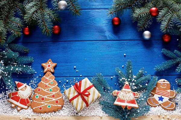 Weihnachten Lebkuchen Und Geschenke Auf Blauem Holzgrund Mit Dekorationen Und — Stockfoto