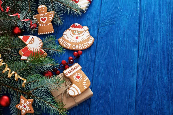 Tannenzweige Weihnachtliche Lebkuchen Dekorationen Und Geschenke Auf Blauem Holzgrund — Stockfoto