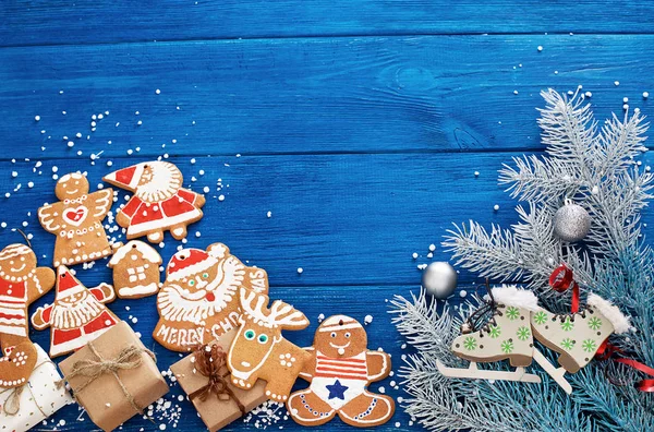 Tannenzweige Weihnachtliche Lebkuchen Dekorationen Und Geschenke Auf Blauem Holzgrund — Stockfoto