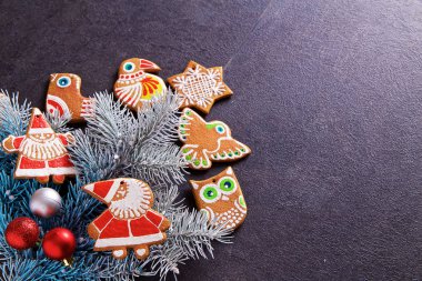 ladin dalları, Noel zencefilli kurabiye ve dekorasyon koyu ahşap arka plan üzerinde. kartpostallar için