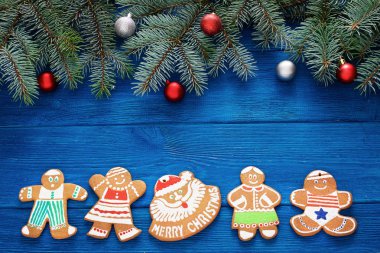 köknar dalları, mavi ahşap arka plan üzerinde noel zencefilli kurabiye ve süslemeleri. kartpostallar için