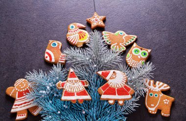 ladin dalları, Noel zencefilli kurabiye ve dekorasyon koyu ahşap arka plan üzerinde. kartpostallar için