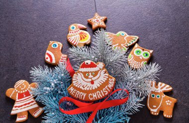 ladin dalları, Noel zencefilli kurabiye ve dekorasyon koyu ahşap arka plan üzerinde. kartpostallar için