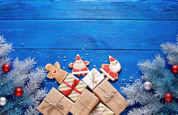 Galletas Jengibre Navidad Regalos Sobre Fondo Madera Azul Con Decoraciones — Foto de Stock