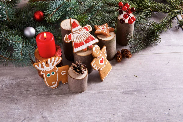 Kerst Peperkoek Koekjes Geschenken Met Kaarsen Een Lichte Houten Achtergrond — Stockfoto