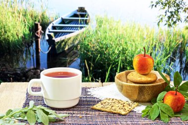 güzel manzaralar çeşitli arka planda mavi bir masada sıcak çay, Çaydanlık ve tatlılar