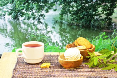 güzel manzaralar çeşitli arka planda mavi bir masada sıcak çay, Çaydanlık ve tatlılar
