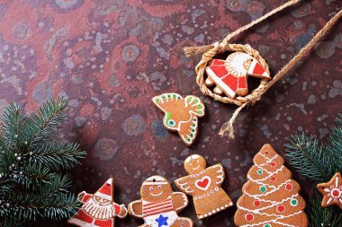 Ev yapımı Noel kurabiyeleri, hediyeler, ladin dalları, kahverengi bir kayrak masada çeşitli süslemeler. Festival noel kartı kompozisyonu