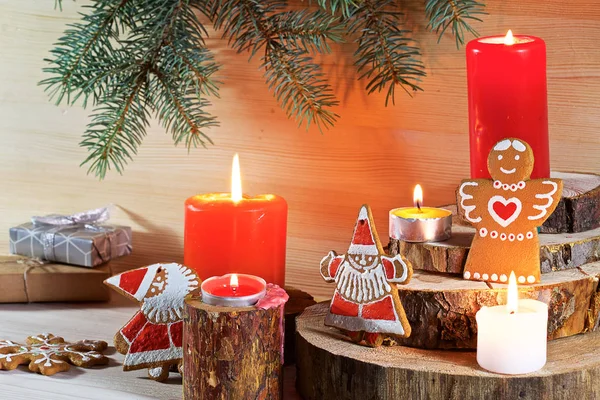 Een Lichte Houten Achtergrond Met Takken Van Dennenboom Met Decoraties — Stockfoto