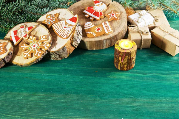 Auf Grünem Holzgrund Liegen Baumschnitte Lebkuchen Fichtenzweige Und Geschenke — Stockfoto