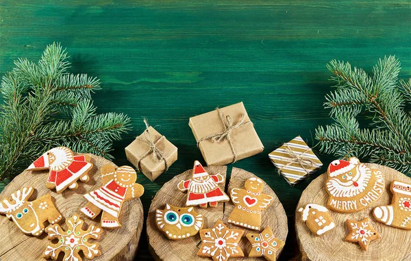 Auf Grünem Holzgrund Liegen Baumschnitte Lebkuchen Fichtenzweige Und Geschenke — Stockfoto