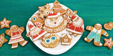 Beyaz tabakta zencefilli kurabiye ve yeşil arka plan