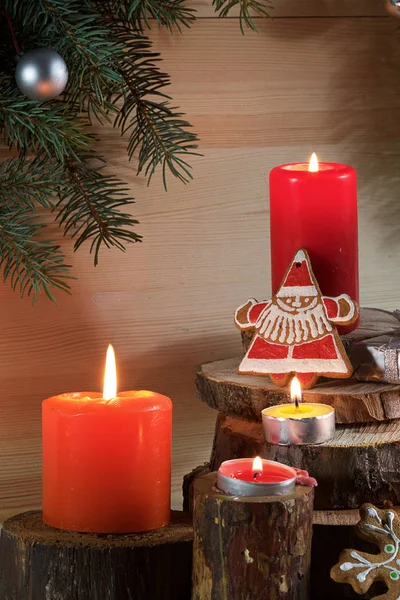 Een Lichte Houten Achtergrond Met Sparren Takken Zijn Kerstkoekjes Geschenken — Stockfoto