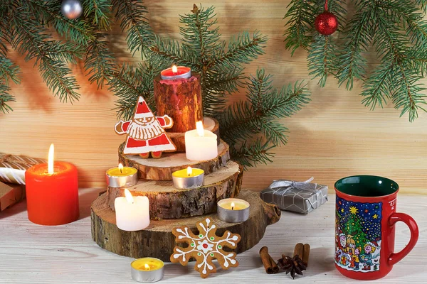 가벼운 배경에 전나무 가지가 촛불이 크리스마스 생강빵 쿠키가 — 스톡 사진
