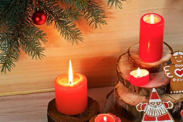 Een Lichte Houten Achtergrond Met Sparren Takken Zijn Kerstkoekjes Geschenken — Stockfoto