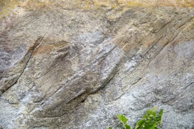 Kireçtaşından yapılmış taş bir duvarın parçası.