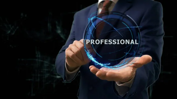 İşadamı kavramı hologram Professional elini üzerinde gösterir.