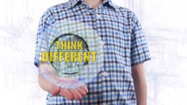 Genç adam bir hologram Dünya gezegeninin ve metin farklı düşünüyorum gösterir