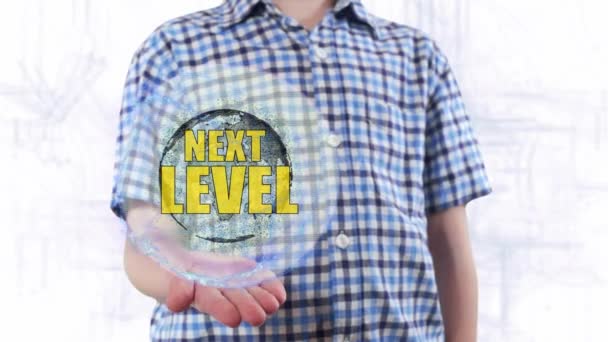 Jonge man toont een hologram van de planeet aarde en de tekst vervolgens niveau — Stockvideo