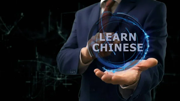 Pengusaha menunjukkan konsep hologram Belajar Cina di tangannya — Stok Foto