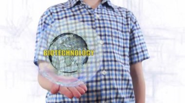 Genç adam bir hologram Dünya gezegeninin ve metin biyoteknoloji gösterir