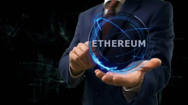 İşadamı kavramı hologram Ethereum elini üzerinde gösterir.