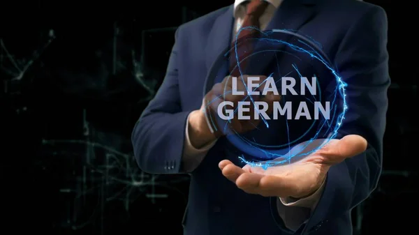 Επιχειρηματίας δείχνει έννοια ολόγραμμα μάθετε Γερμανικά στο χέρι του — Φωτογραφία Αρχείου